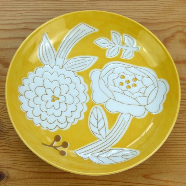 Yellow Japanese flower pattern plate