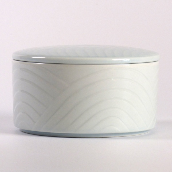 Pale blue-grey futamono lidded bowl with wave pattern