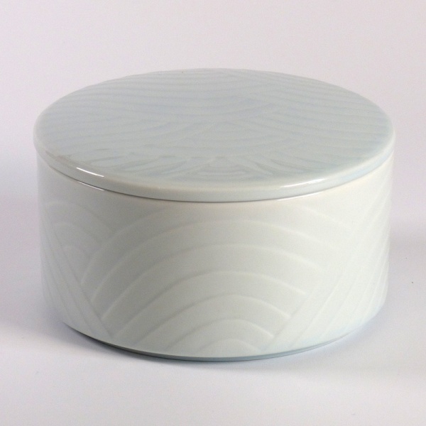 Pale blue-grey futamono lidded bowl with wave pattern