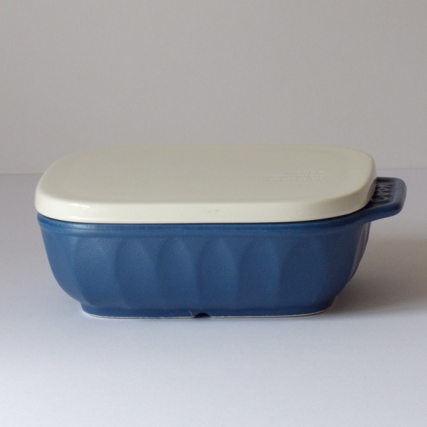 Ceramic grill or oven dish with lid in blue