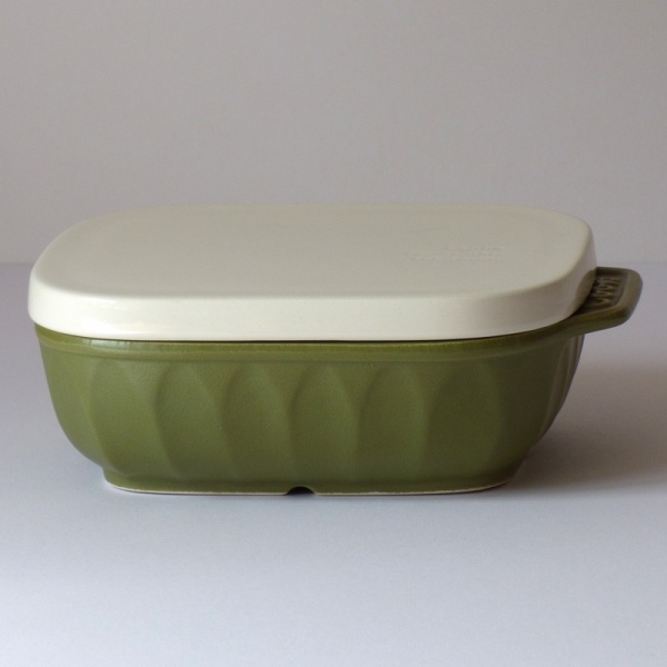Olive green ceramic gratin / grill dish with lid on