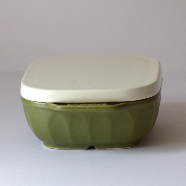 Ceramic grill or oven dish with lid in olive green