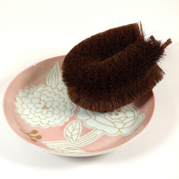 Handheld Tawashi kitchen scrubbing brush with ceramic plate