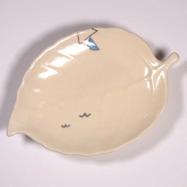 Leaf shaped mini plate with Yacht design