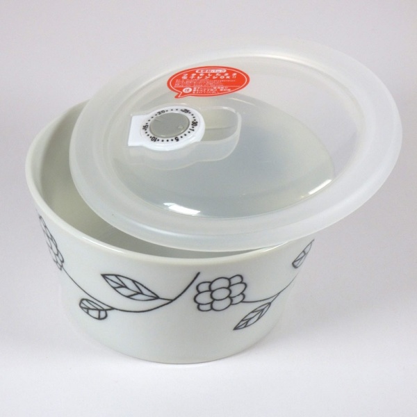Ceramic storage and microwave dish with plastic lid