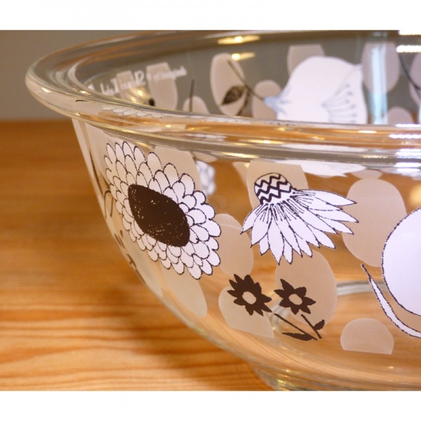 Glass kitchen mixing bowl by Shinzi Katoh - detail
