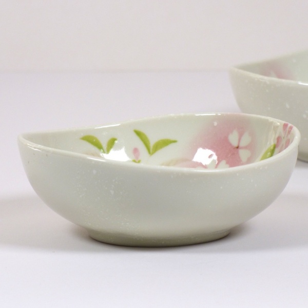 'Petal' porcelain bowl in pink, side view