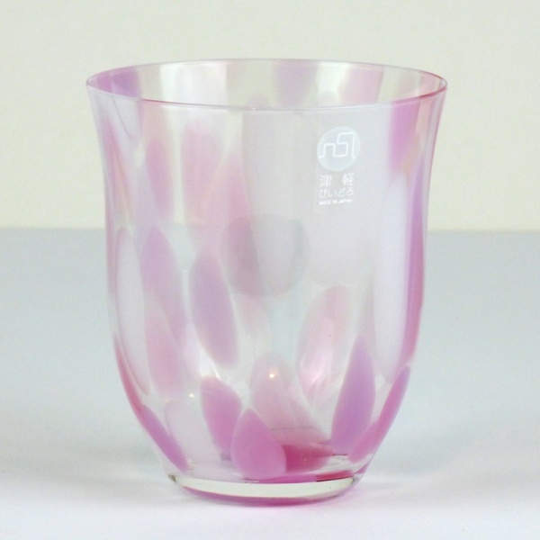 Pink 'Sakura' glass tumbler byTsugaru Vidro
