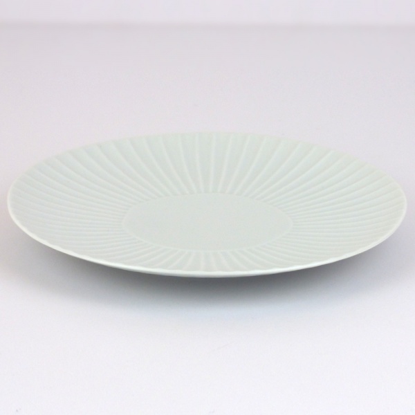 Matte white daisy design Japanese plate